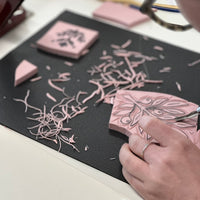 Atelier – Initiation à la linogravure sur tissus |  25 avril 2026