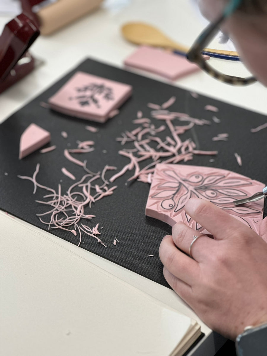 Atelier – Initiation à la linogravure sur tissus |  25 avril 2026