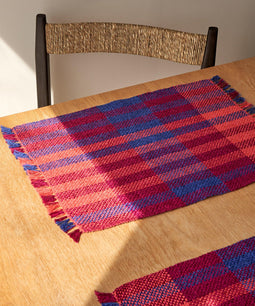 Ensemble de quatre napperons Summer Solstice tissés en coton et lin.