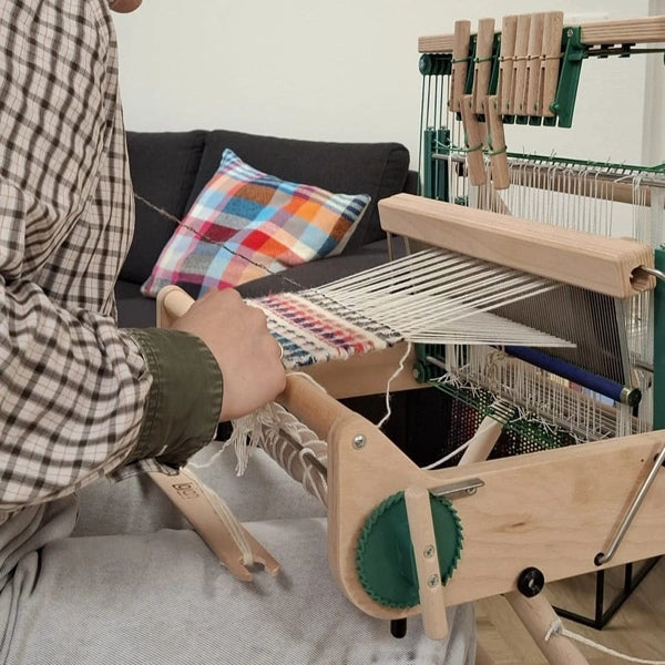 Tissage sur un métier à tisser de table Lojan Flex